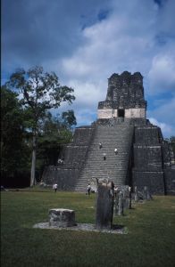 Pyramida v Tikalu